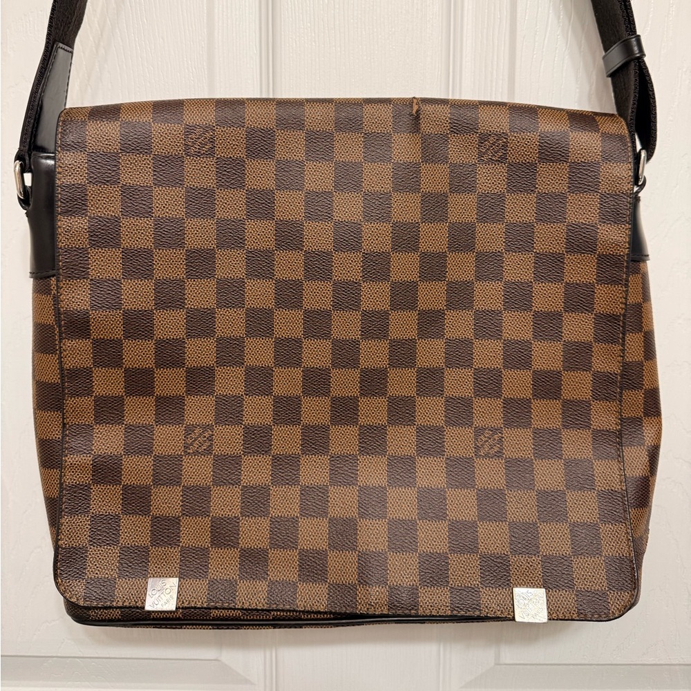 *Beautiful* Authentic Louis Vuitton - Damier Ebene Messenger Bag